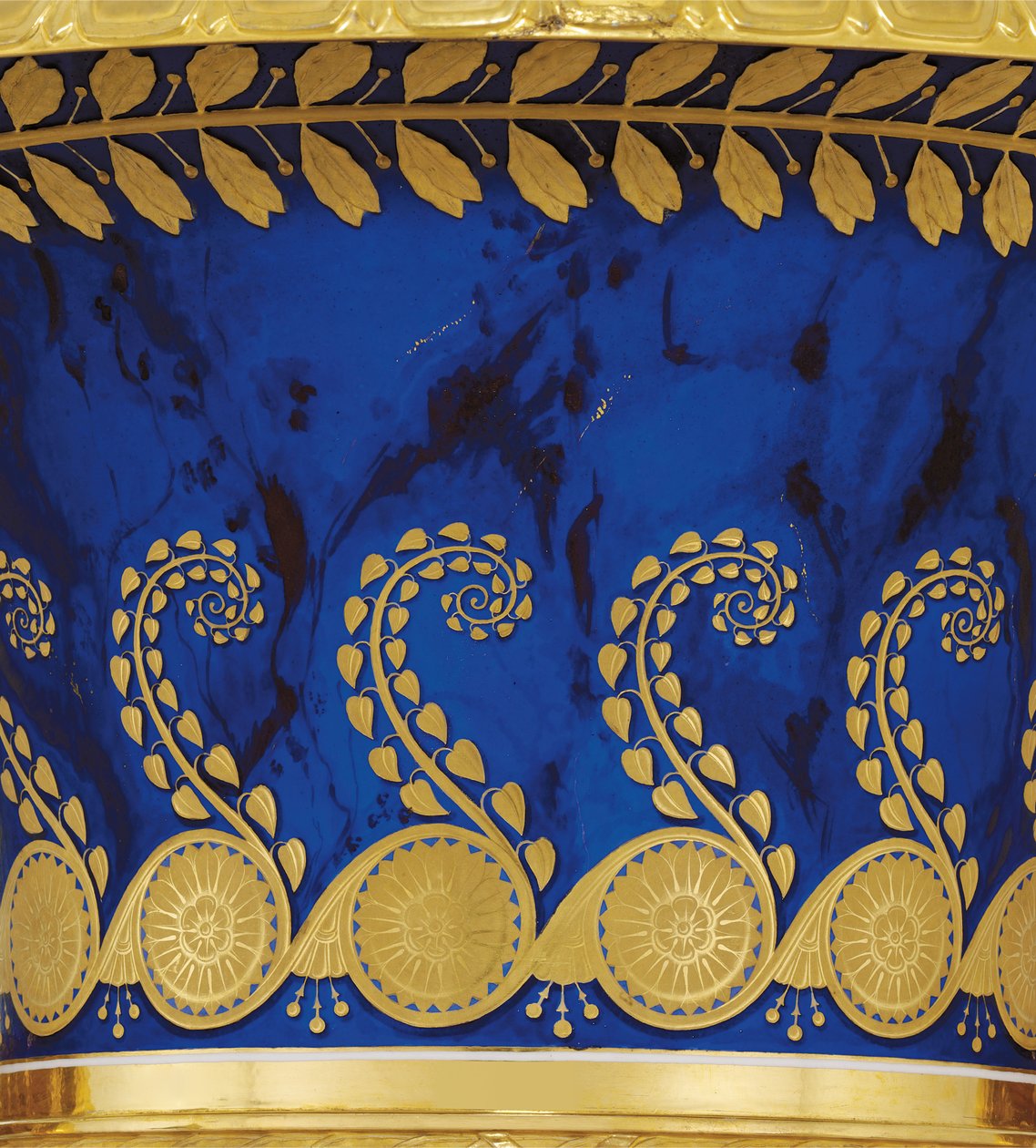 Detail z porcelánové a zlaté vázy se dvěma rukojeťmi vyrobené Imperial Porcelain Factory v roce 1833 od School Russian
