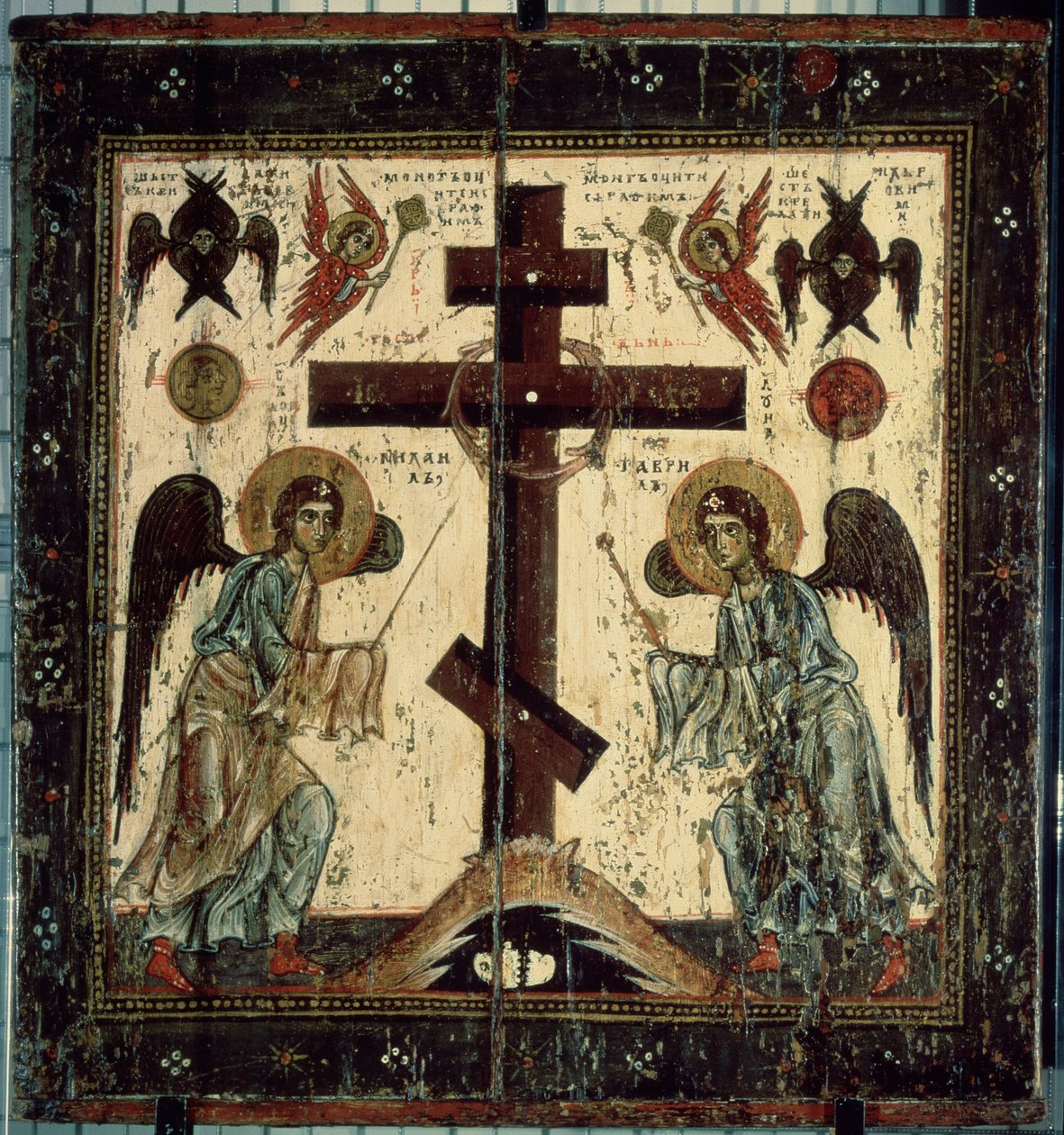 Klanění kříži. Dva andělé zbožňující ruský pravoslavný kříž. Ruská ikona, tempera na dřevě, mezi 1130 a 1200, umění z Novgorodu (Rusko). Státní Treťjakovská galerie, Moskva (Rusko). od School Russian