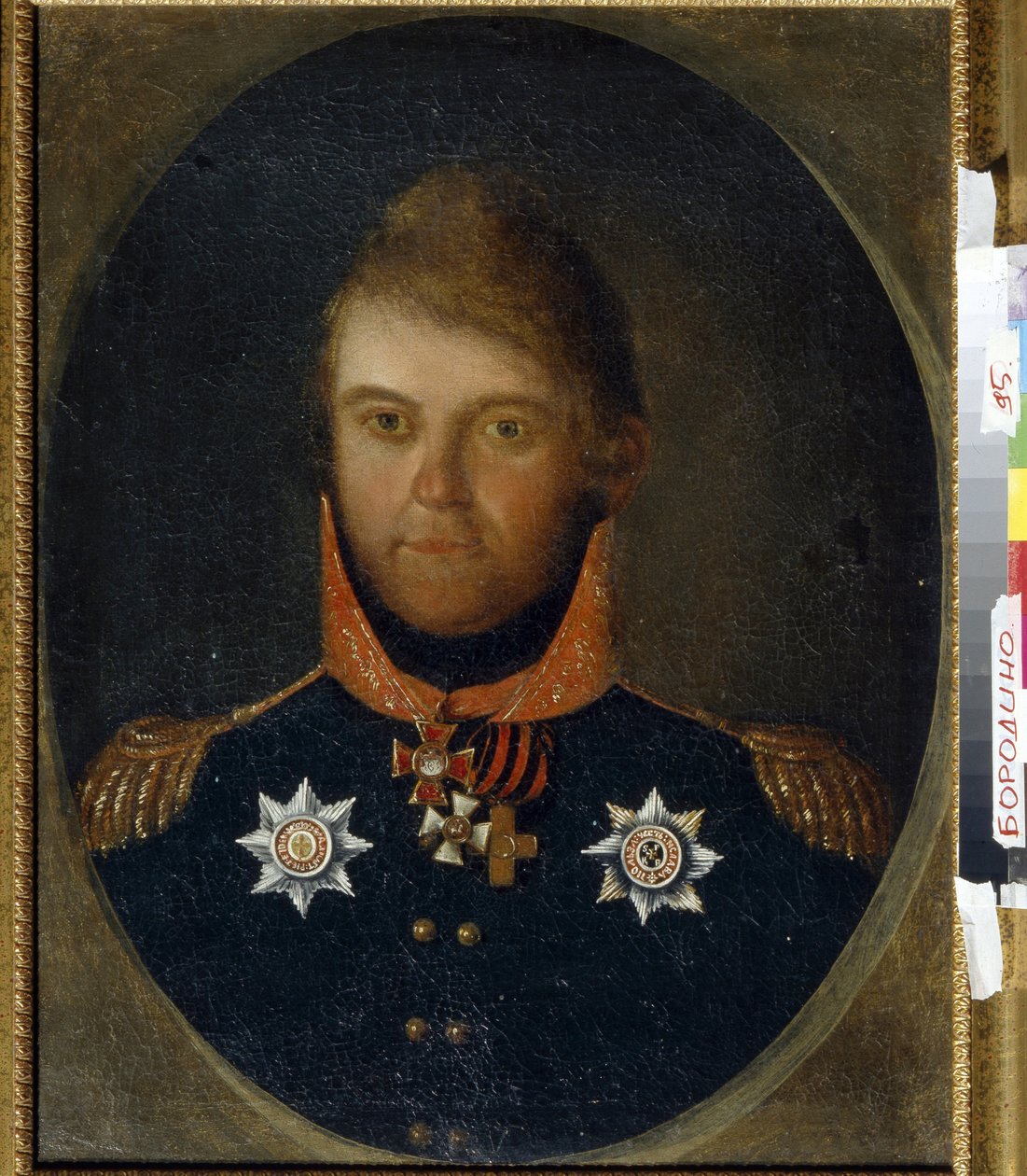 Portrét Dmitrije Petroviče Neverovského (1771-1813). Ruský vojenský důstojník, je oblečen do své uniformy a svých čestných medailí včetně kříže svatého Jiří (bílý kříž s oranžovou a černou stuhou), medaile řádu svatého Vladimíra (kříž r. od School Russian