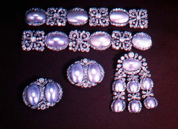 Sada šperků, broží, náušnic a náramků, 2. polovina 18. století (zlato, diamanty a perleť) od School Russian