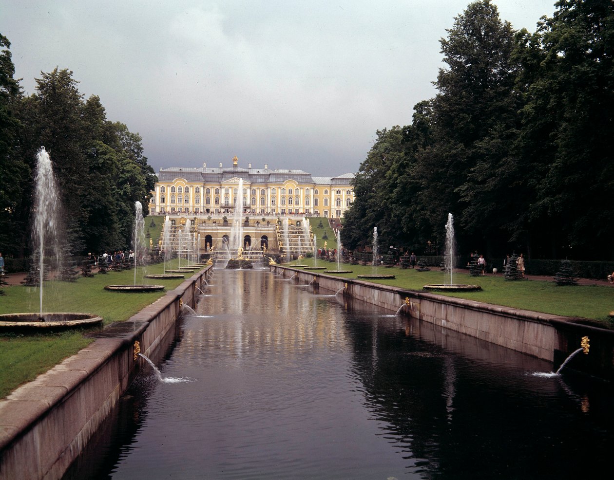 Pohled na velký vodopád hradu Peterhof, realizovaný za Petra Velikého poblíž Petrohradu, Rusko od School Russian