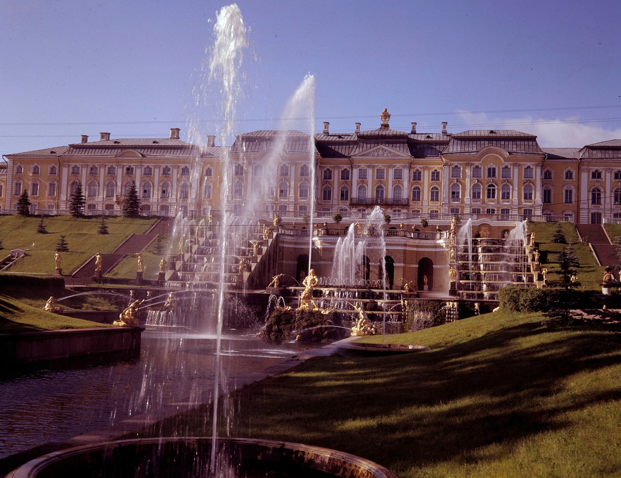 Pohled na velký vodopád hradu Peterhof, realizovaný za Petra Velikého poblíž Petrohradu, Rusko od School Russian