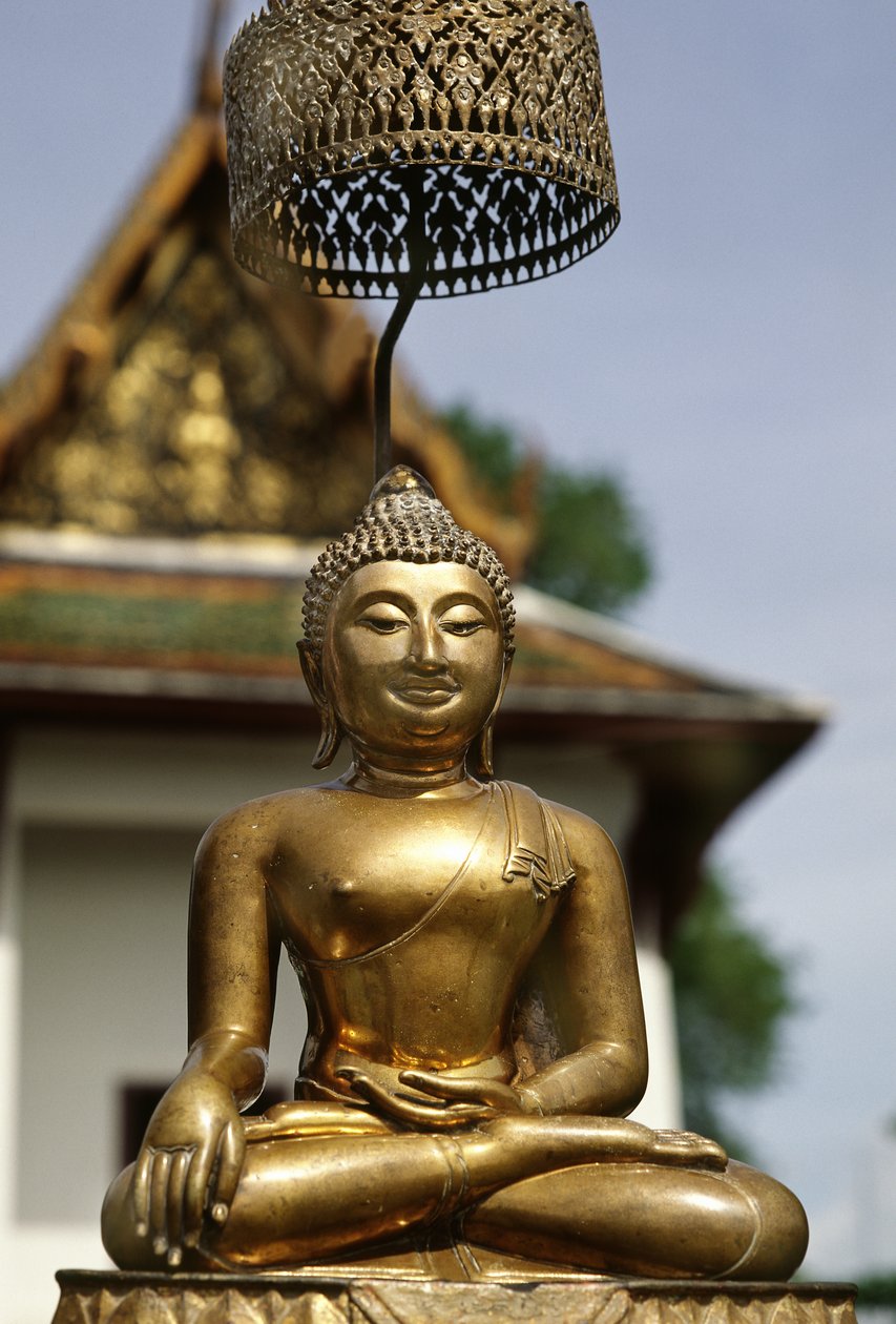 Phra Buddha Sihing vystavený věřícím během oslav Nového roku (bronz) od School Siamese