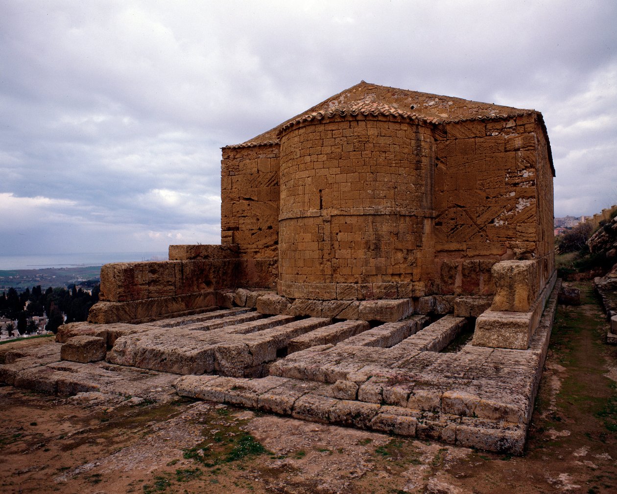 Pohled na středověký kostel san Biagio, postavený na chrámu Demetra, 480-470 př.nl od School Sicilian