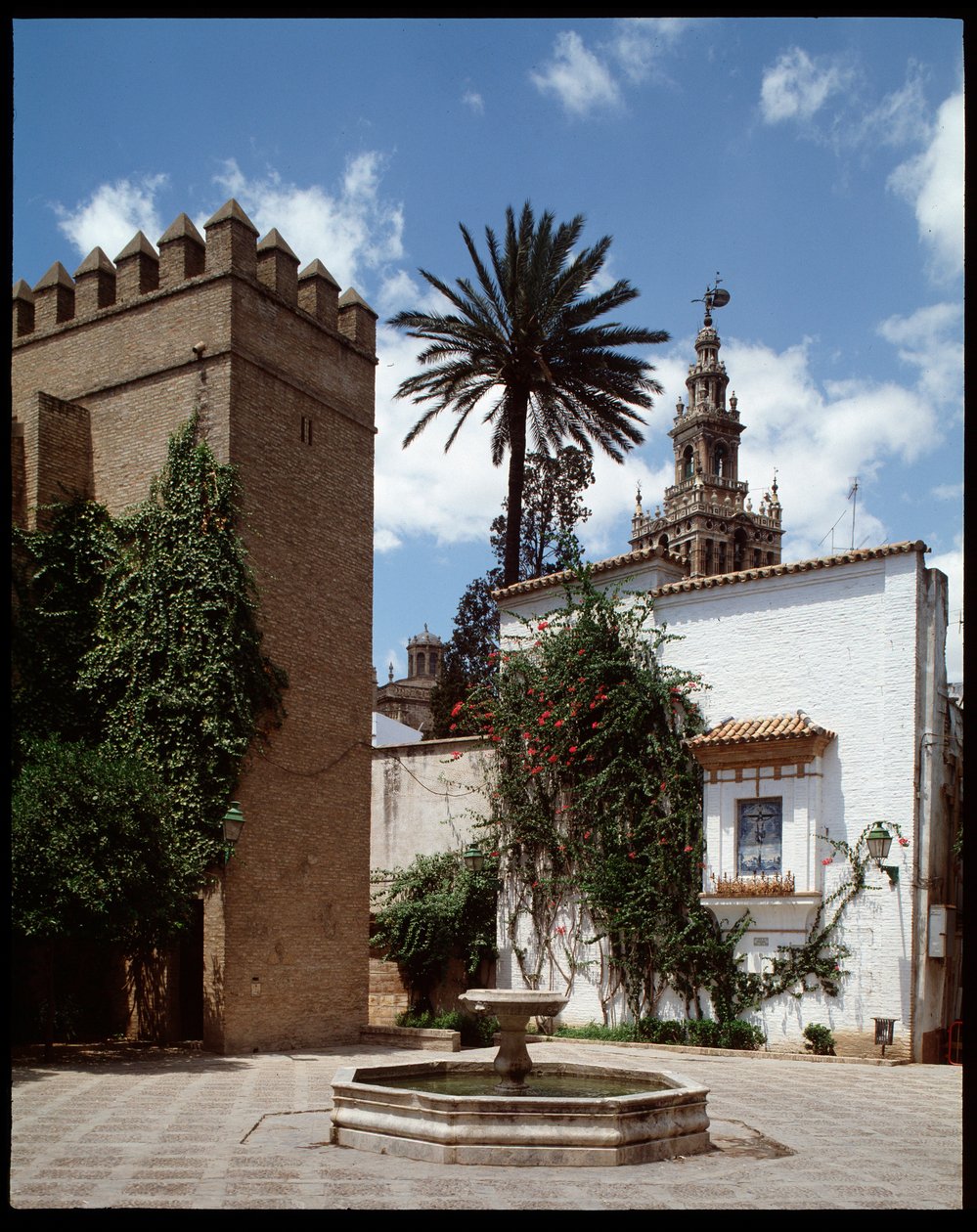 Almohad art: pohled na giraldu, bývalý minaret, který byl přeměněn na zvonici od School Spanish