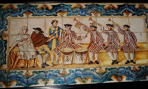 Azulejos dlaždice zobrazující trubače a bubeníka (keramika) od School Spanish