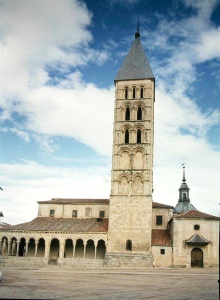 Exteriér kostela San Esteban od School Spanish