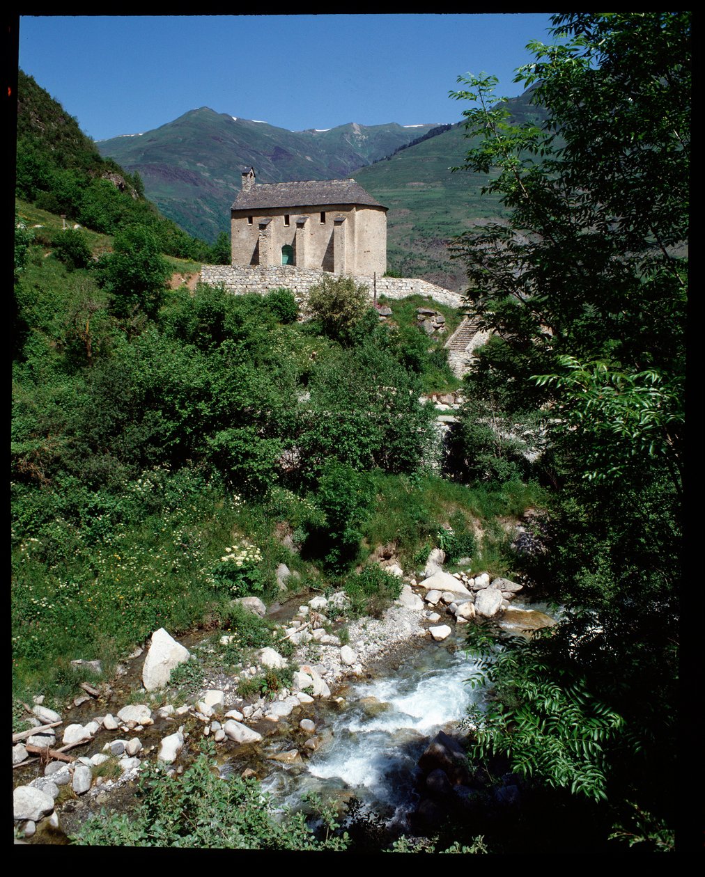 Pohled na kapli svatého Pelegrina, Arties (fotografie) od School Spanish