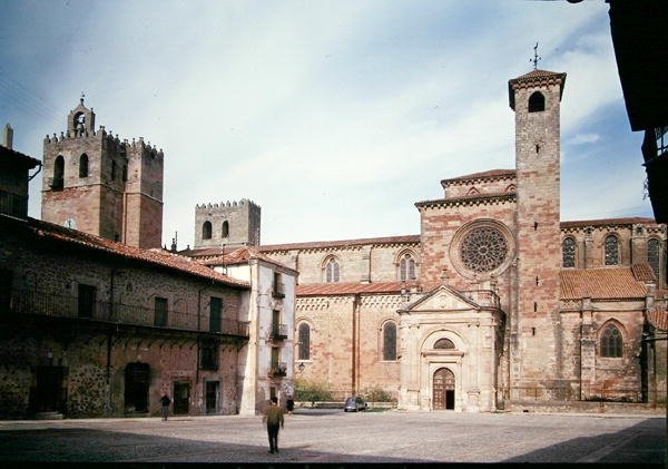 Pohled na katedrálu z Plaza Mayor, postavená 1150-14 století (foto) od School Spanish