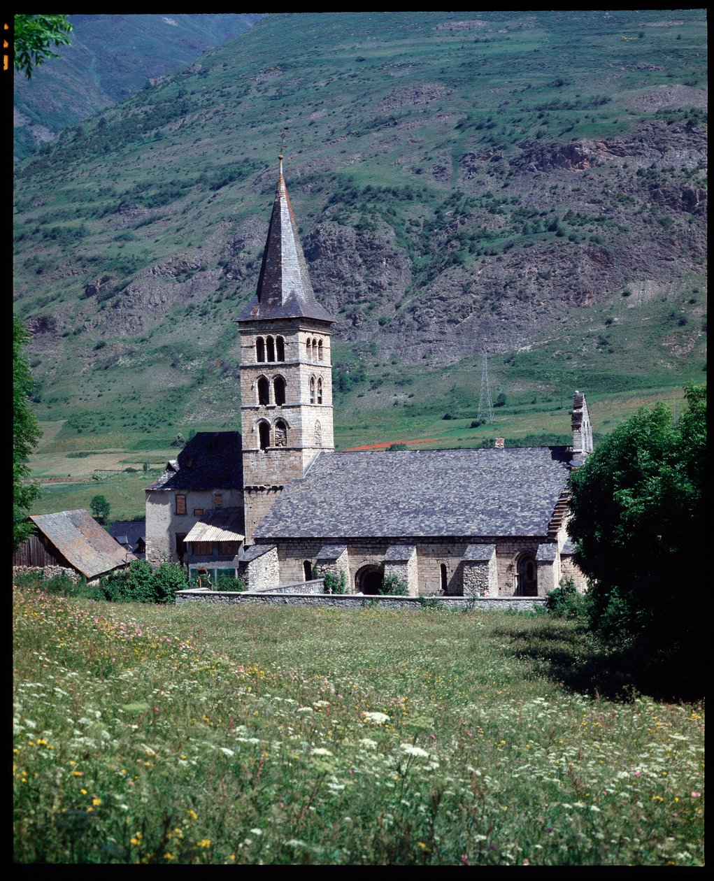 Pohled na kostel Panny Marie, Arties (fotografie) od School Spanish