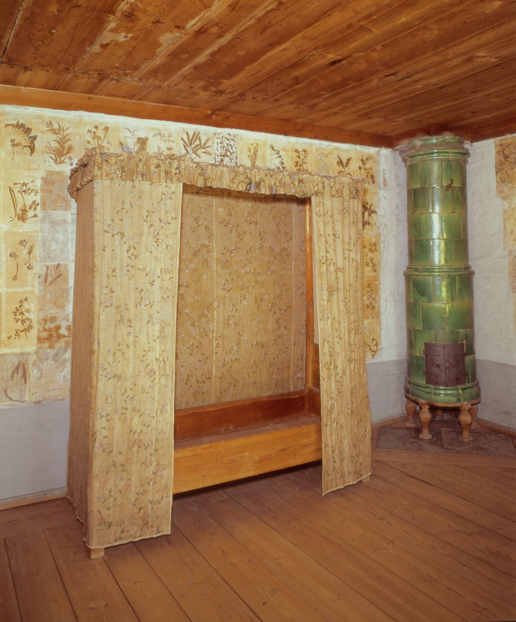 Skládací postel a keramická kamna v domě Carla Linného (1707-78) (foto) od School Swedish