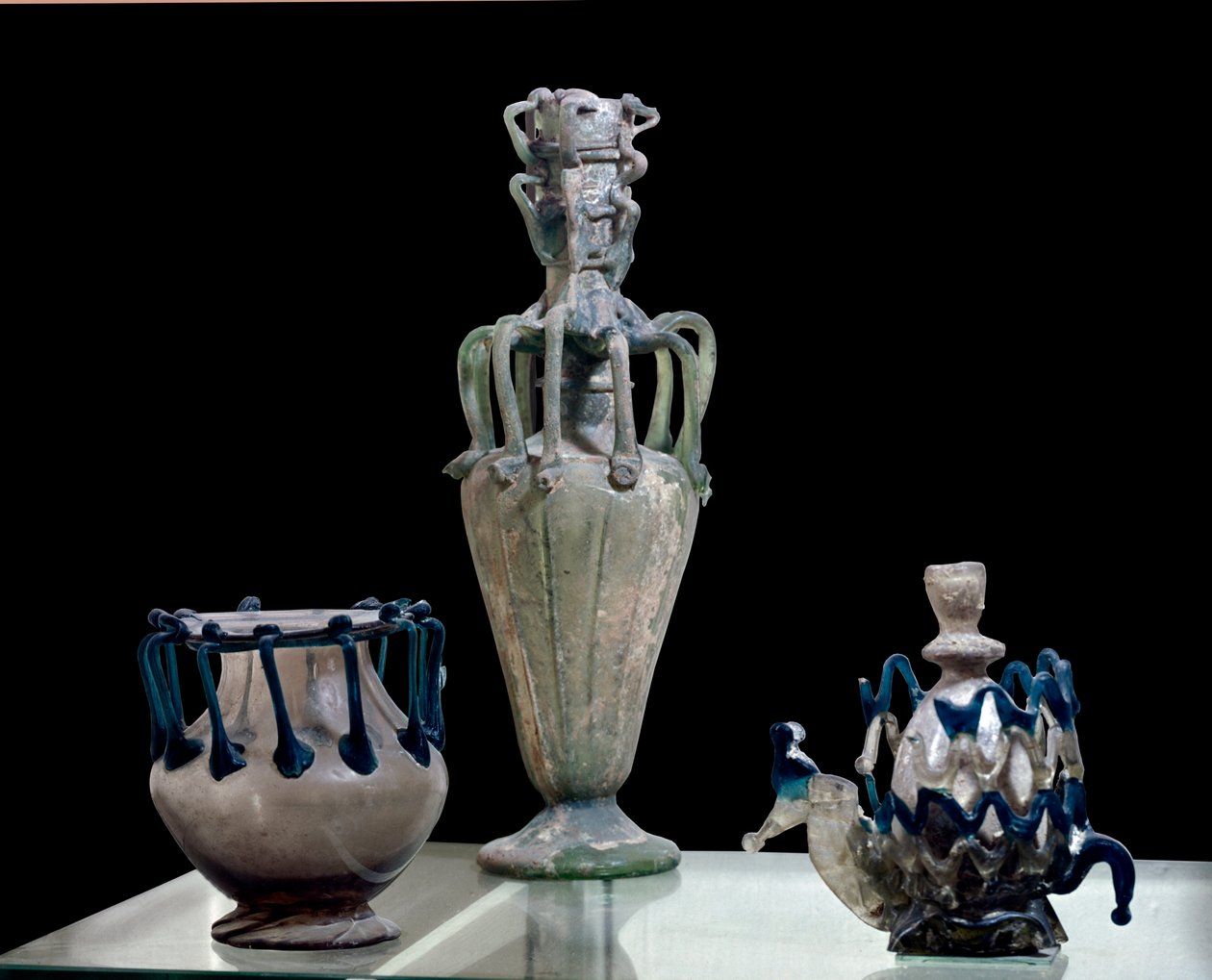 Orientální umění: skleněné vázy vyrobené v Sýrii. cca 300 Paříž, muzeum Louvre od School Syrian