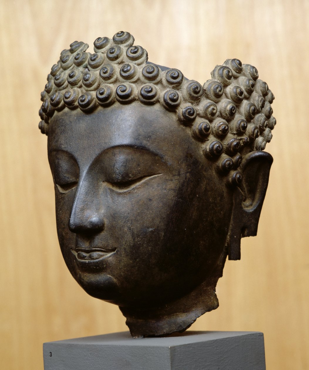 Hlava Buddhy při pohledu dolů, kultura Lan Na (bronz) od School Thai