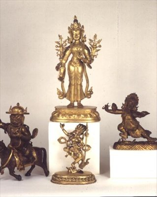 čínsko-tibetská pozlacená mosazná figurka Padmapani; Východotibetská pozlacená bronzová postava Dam-can Dor-je Legs-pa; čínsko-tibetská postava Syamatara; polychromovaná postava Vajravavali (bronz) od School Tibetan