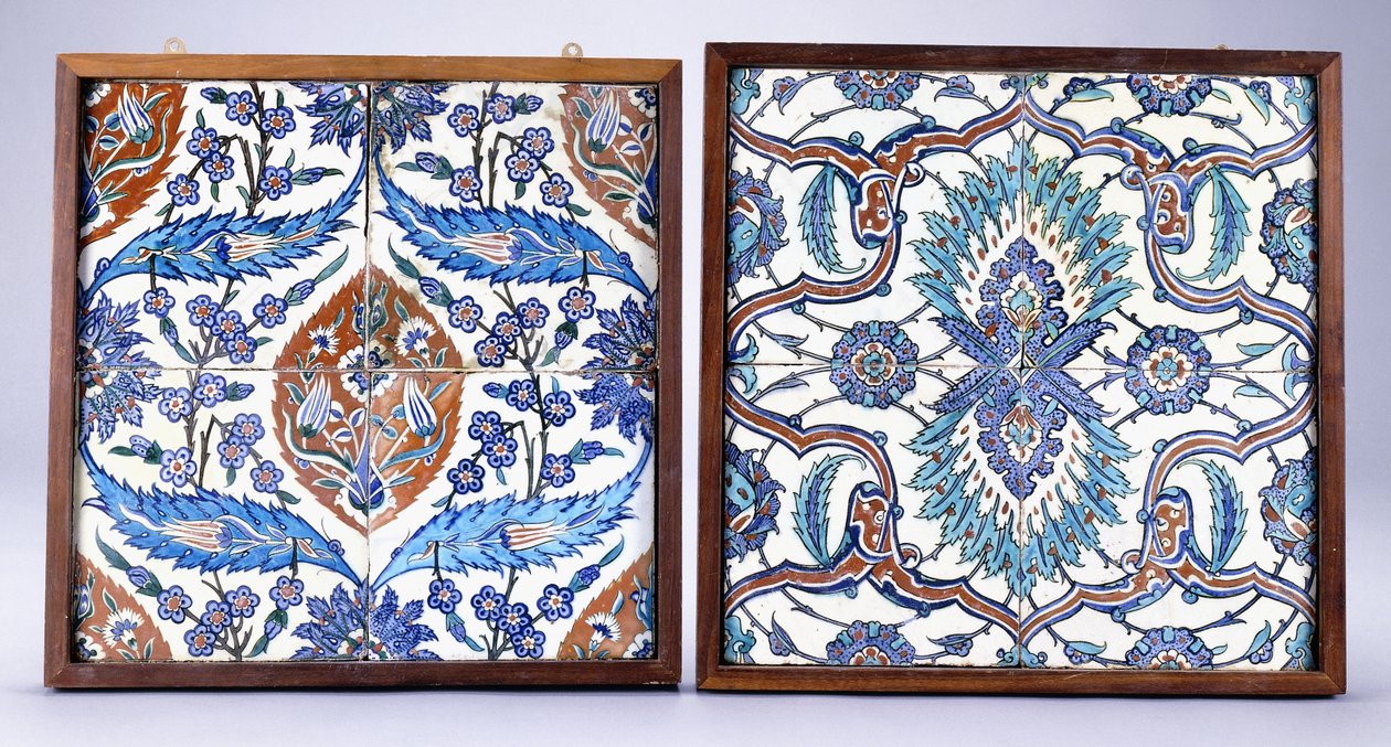 Iznická dlaždice se švestkovými květy a tulipány, vyrobena kolem roku 1570, a Iznická dlaždice ze 17. století s červenou a modrou dělenou palmetou, kolem roku 1570; 17. století (keramika) od School Turkish