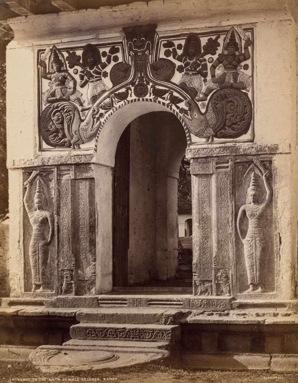 Vchod do areálu Nata Dewale Grounds, Kandy od Scowen and Co.