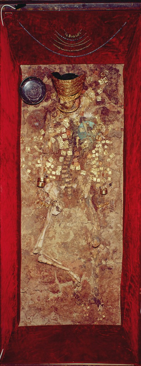 Mumie se zlatou korunou a náhrobkem (kombinovaná média) od Scythian