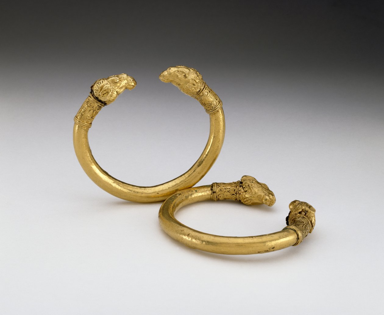 Pár náramků s koncovkami ve tvaru beraní hlavy (bronz a zlato) od Scythian