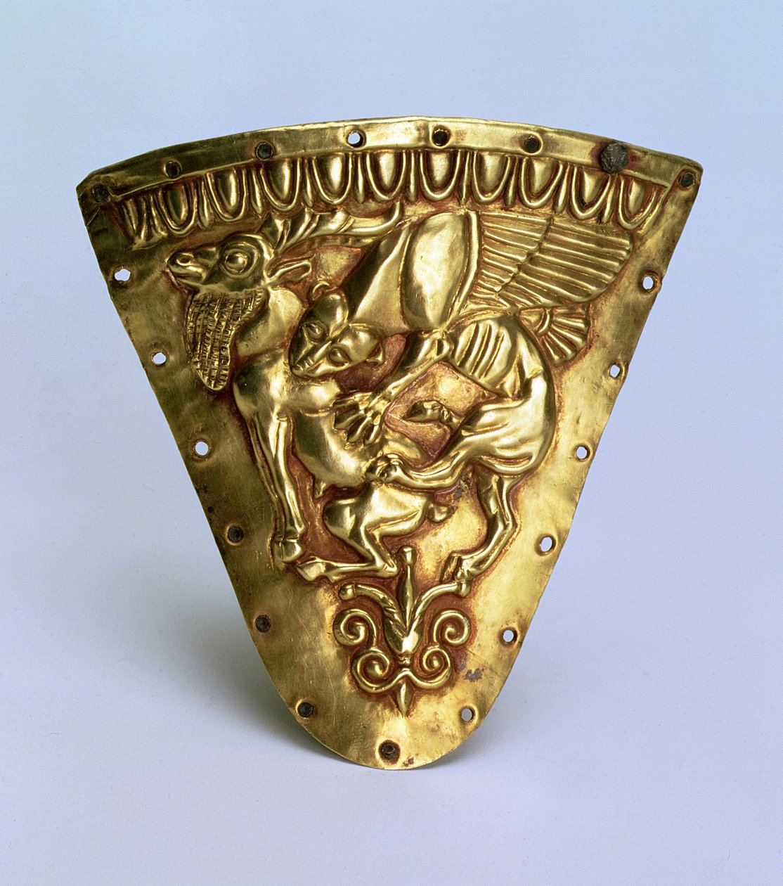 Rhyton (rituální nádoba ve tvaru rohu) s reliéfem pohádkového okřídleného tvora útočícího na kozu, řecko-východní styl, z Bosporského království, polovina 5. století př. n. l. (zlato) od Scythian