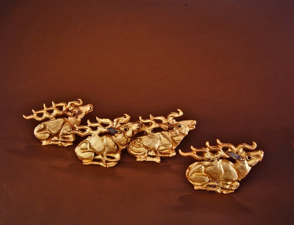 Sob, čtyři plakety z dřevěného toulce (zlatá a tyrkysová) od Scythian
