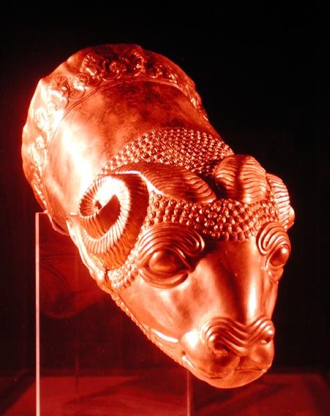 Rhyton ve tvaru hlavy muflona (zlato) od Scythian