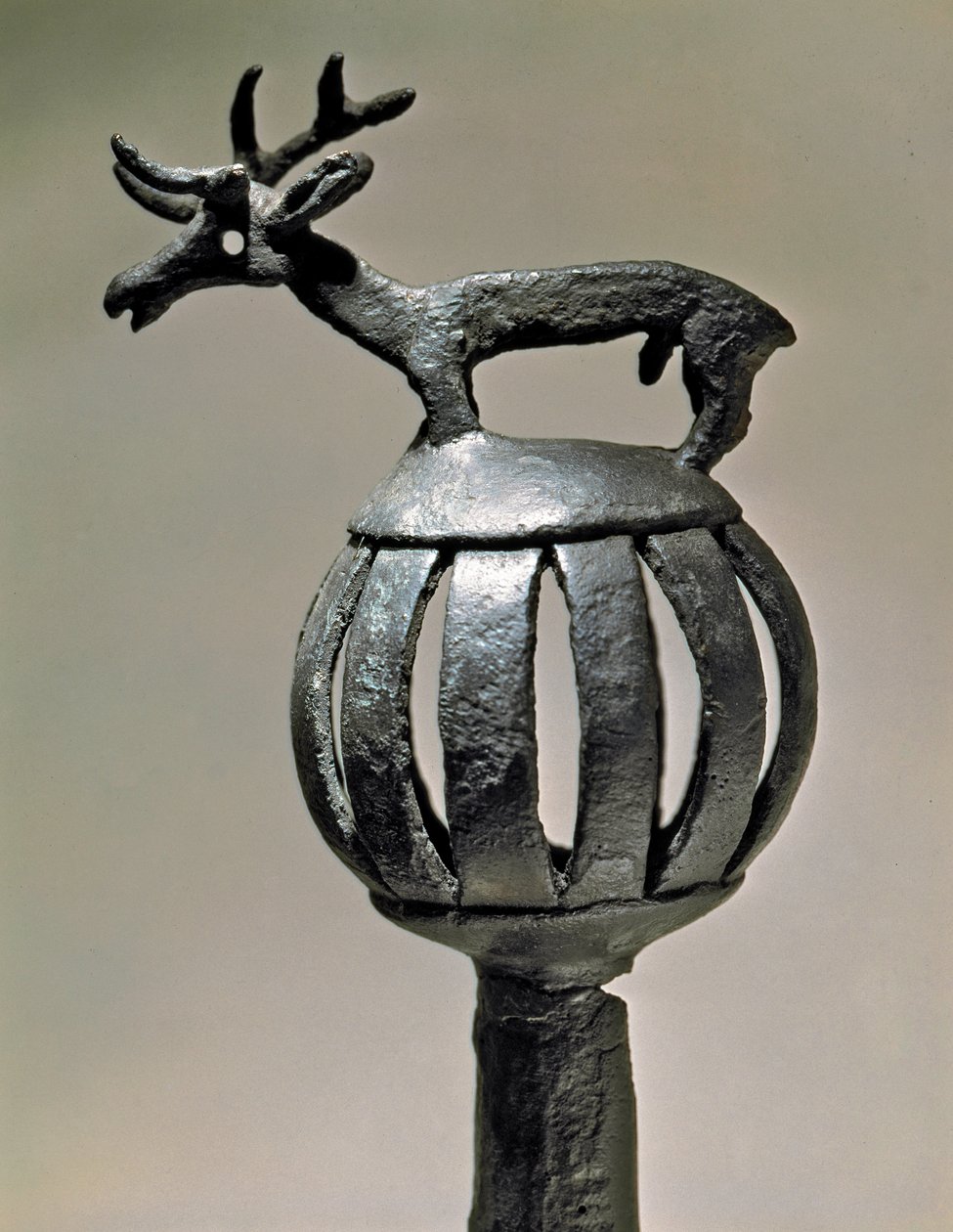 Umění Skythian (skytská civilizace nebo Skythia): bronzová ozdoba nádrže zakončená postavou jelena. Objekt 7. - 6. století př. Kr. Petrohrad, Ermitáž muzeum od Scythian