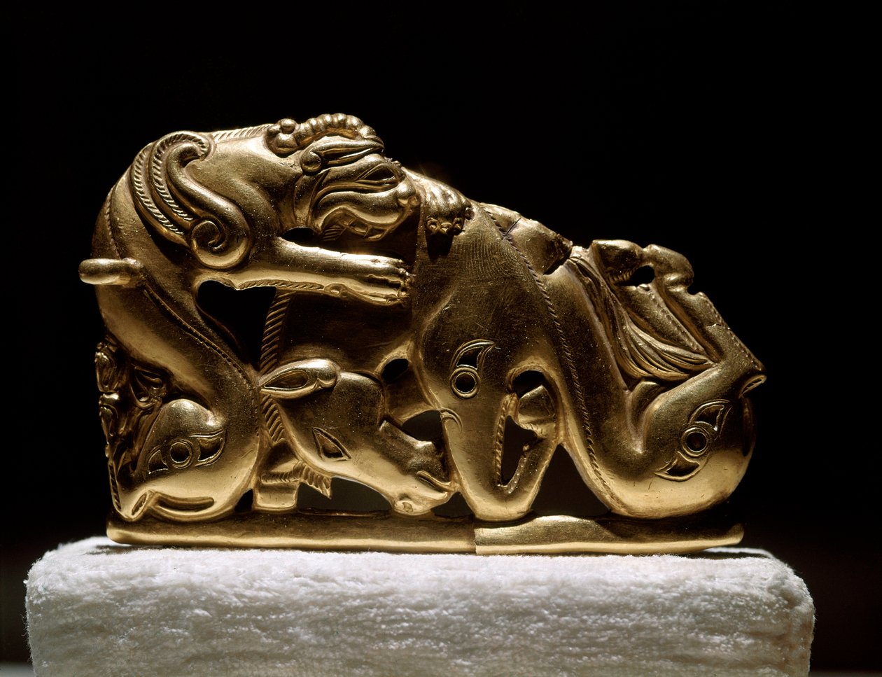 Umění Skythian (Scythian nebo Skythian civilizace): zlatý pás fibule zobrazující gryfa útočícího na koně. Od Chiliktina. 5.-4. století před naším letopočtem. Petrohrad, Ermitáž muzeum – skytské umění (skytská civilizace): zlatá přezka na opasku představují od Scythian