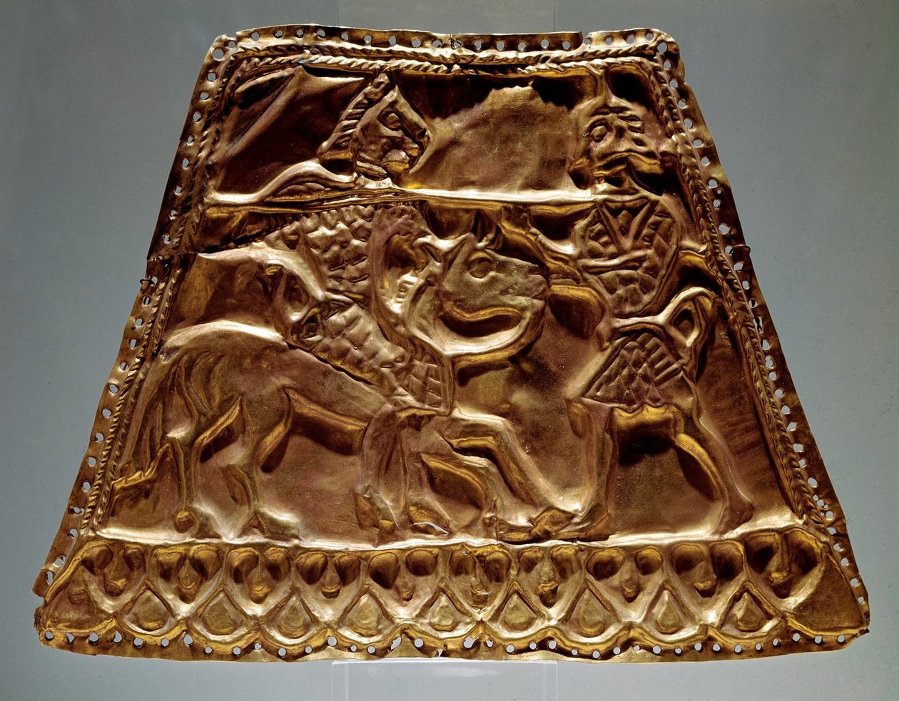Zlatý list zobrazující jezdce útočícího na válečníka s kopím (skytské umění, 5.–3. století před naším letopočtem) od Scythian