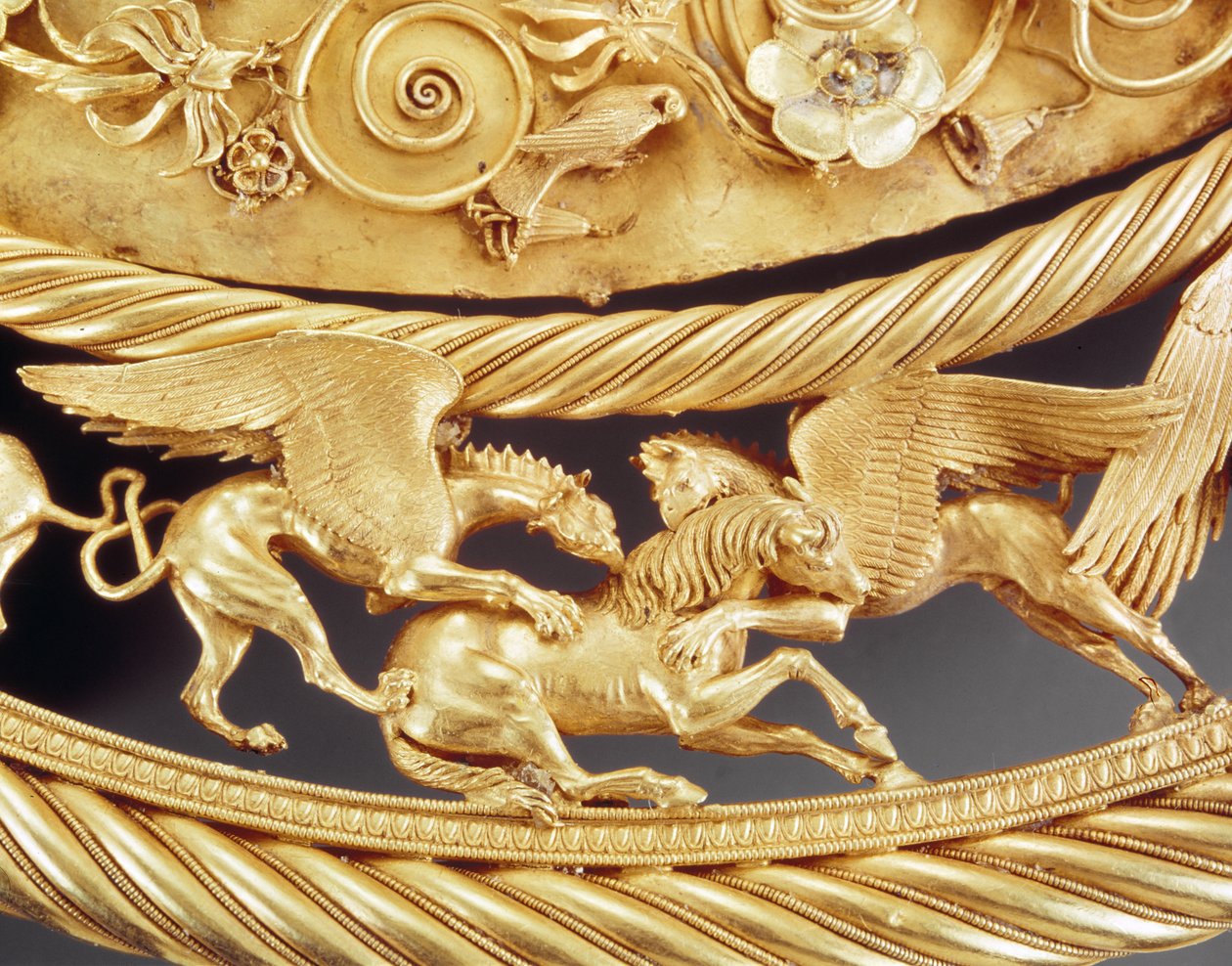 Grifové útočí na koně, detail ze zlatého pektorálu z Tovsta Mohyly, Skythové, 4. století př. n. l. od Scythian