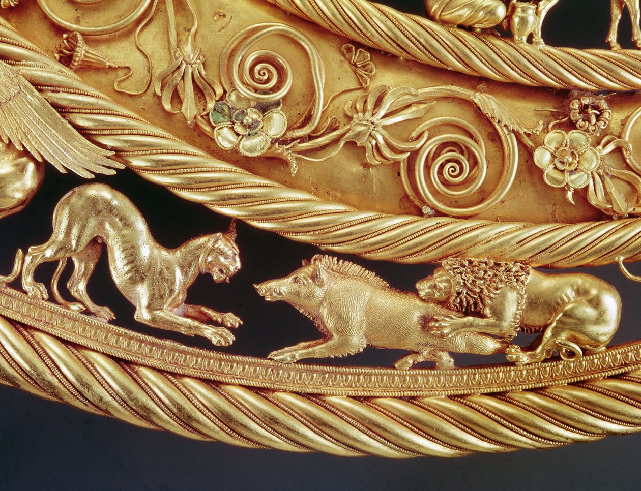 Lev a panter útočí na kance, detail zlatého pektorálu z Tovsta Mohyla (zlato) od Scythian