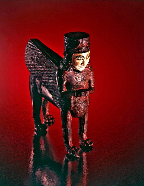 Okřídlený lev s ženským trupem, postava z trůnu (bronz a vykládaný kámen) od Scythian