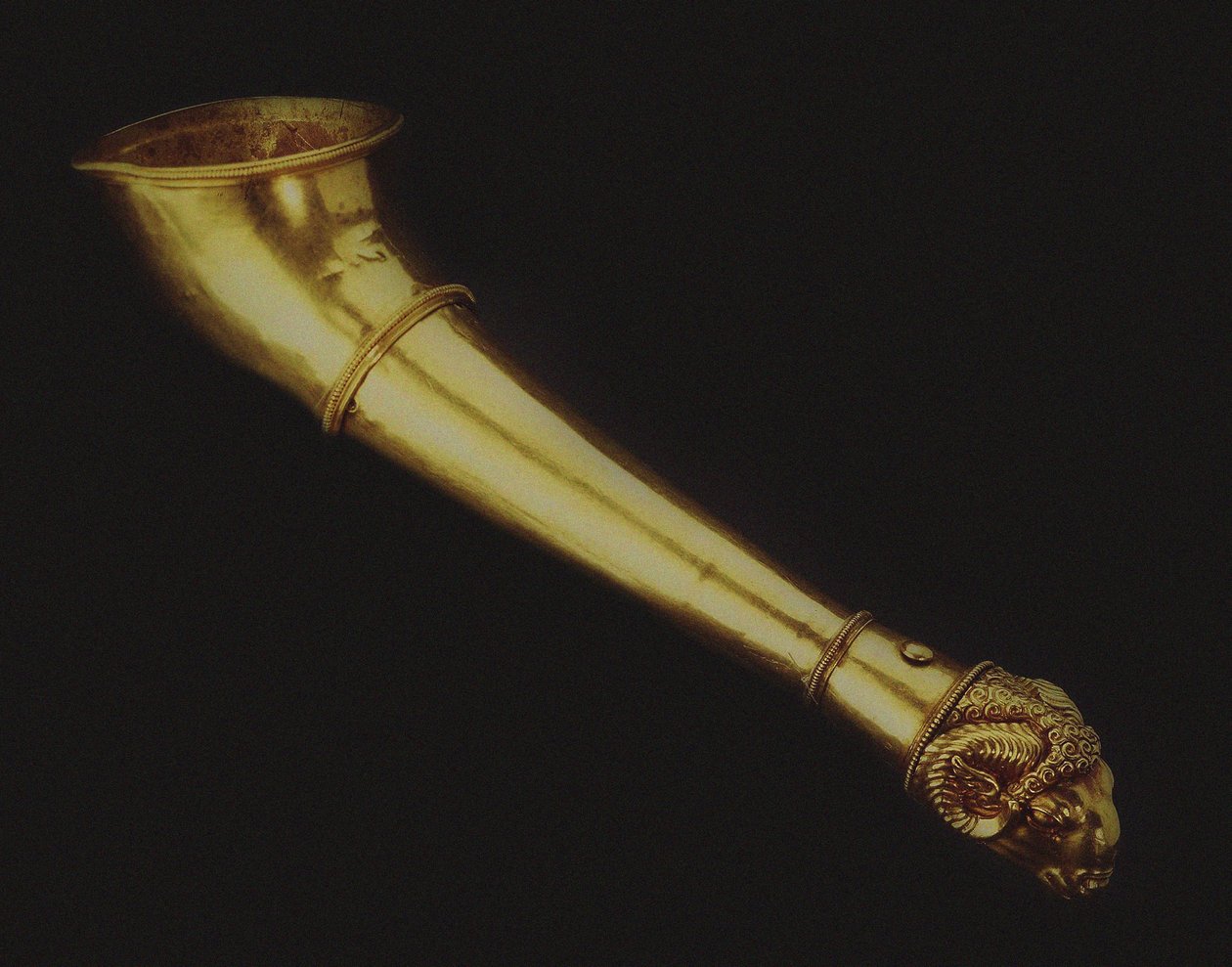 Rhyton Drinking Horn končící v beraní hlavě, polovina 5. stol. PŘED NAŠÍM LETOPOČTEM. od Scythian Art.