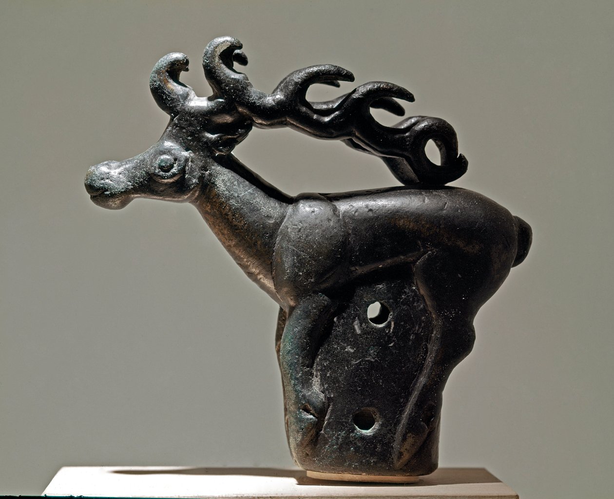 Art Scythe (Scythic Civilization nebo Skythia): zoomorfní kryt představující jelena. Bronzový předmět z 6. - 2. století před naším letopočtem. Petrohrad, Ermitáž muzeum od Scythian Scythian