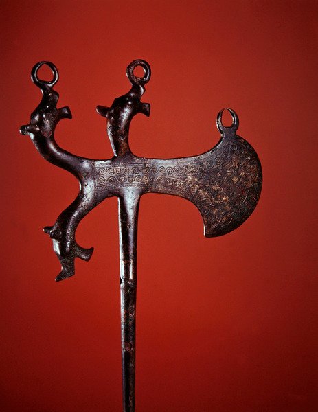 Jehlice ve tvaru sekery zdobená hlavami zvířat (bronz) od Scythian Scythian