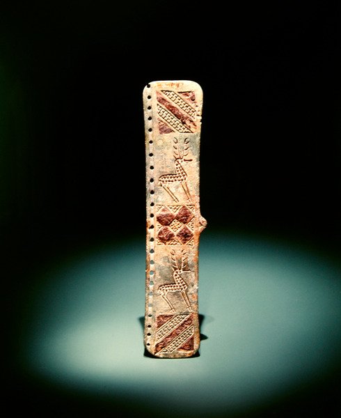 Opasková spona s vyřezávaným geometrickým ornamentem a jeleny, začátek 1. tisíciletí před naším letopočtem (bronz vykládaný železem) od Scythian Scythian