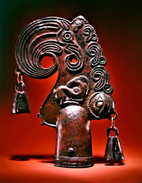 Koncovka, fantastická ptačí hlava zdobená zvířaty, lidským okem a zvonky, 5.-6. století př. n. l. (bronz) od Scythian Scythian