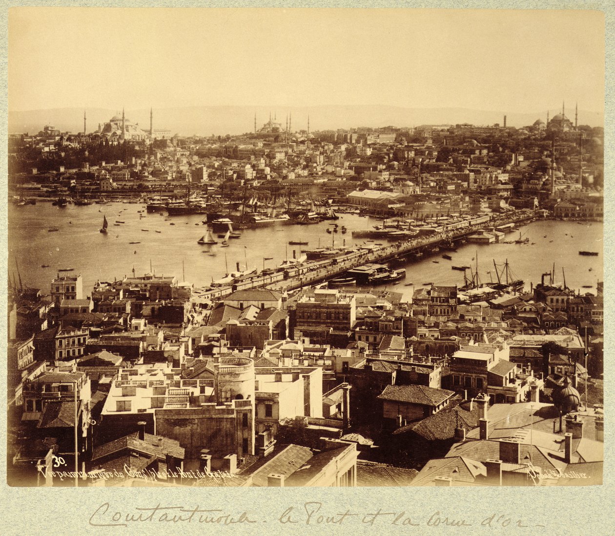 Panorama s výhledem na Istanbul a řeku Bospor, kolem roku 1890 (černobílá fotografie) od Sebah and Joaillier