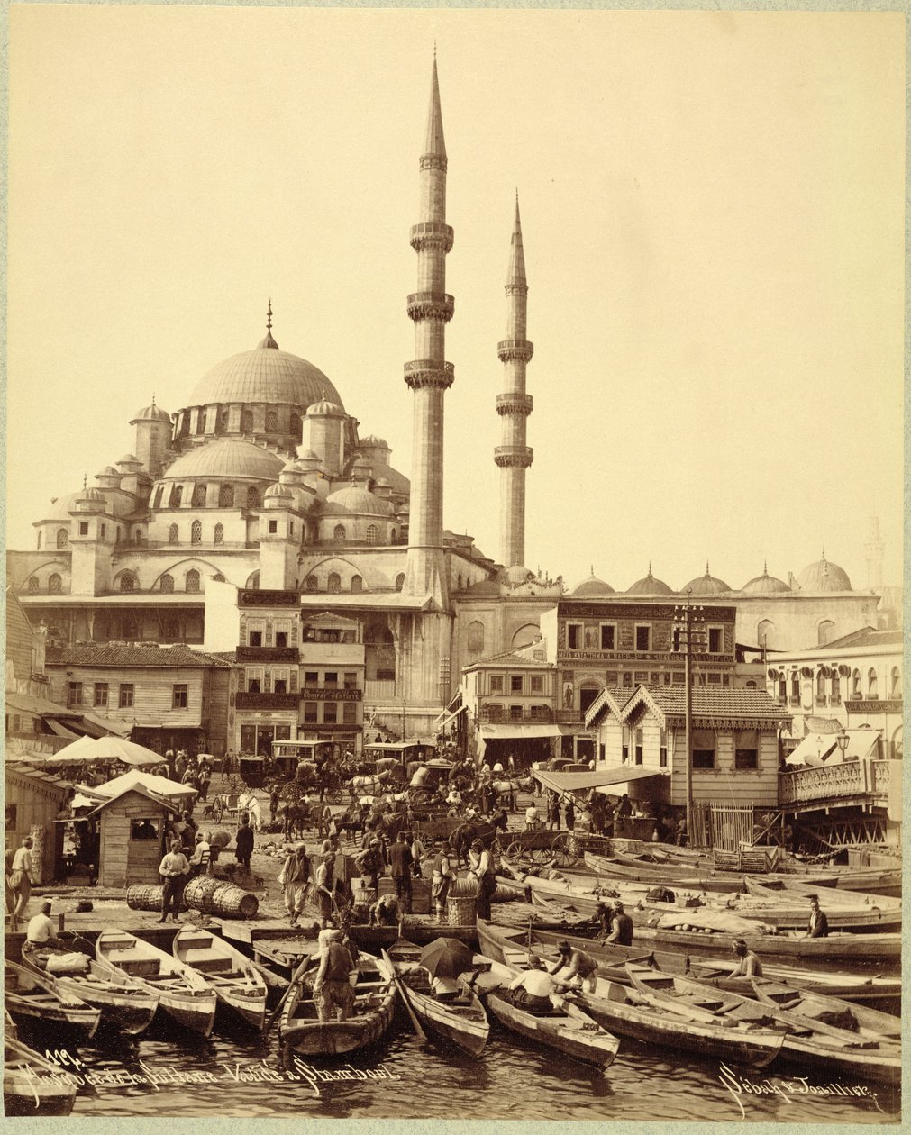 Mešita Santa Sophia a rybářské lodě na břehu Bosporu, Istanbul, kolem roku 1890 (černobílá fotografie) od Sebah and Joaillier