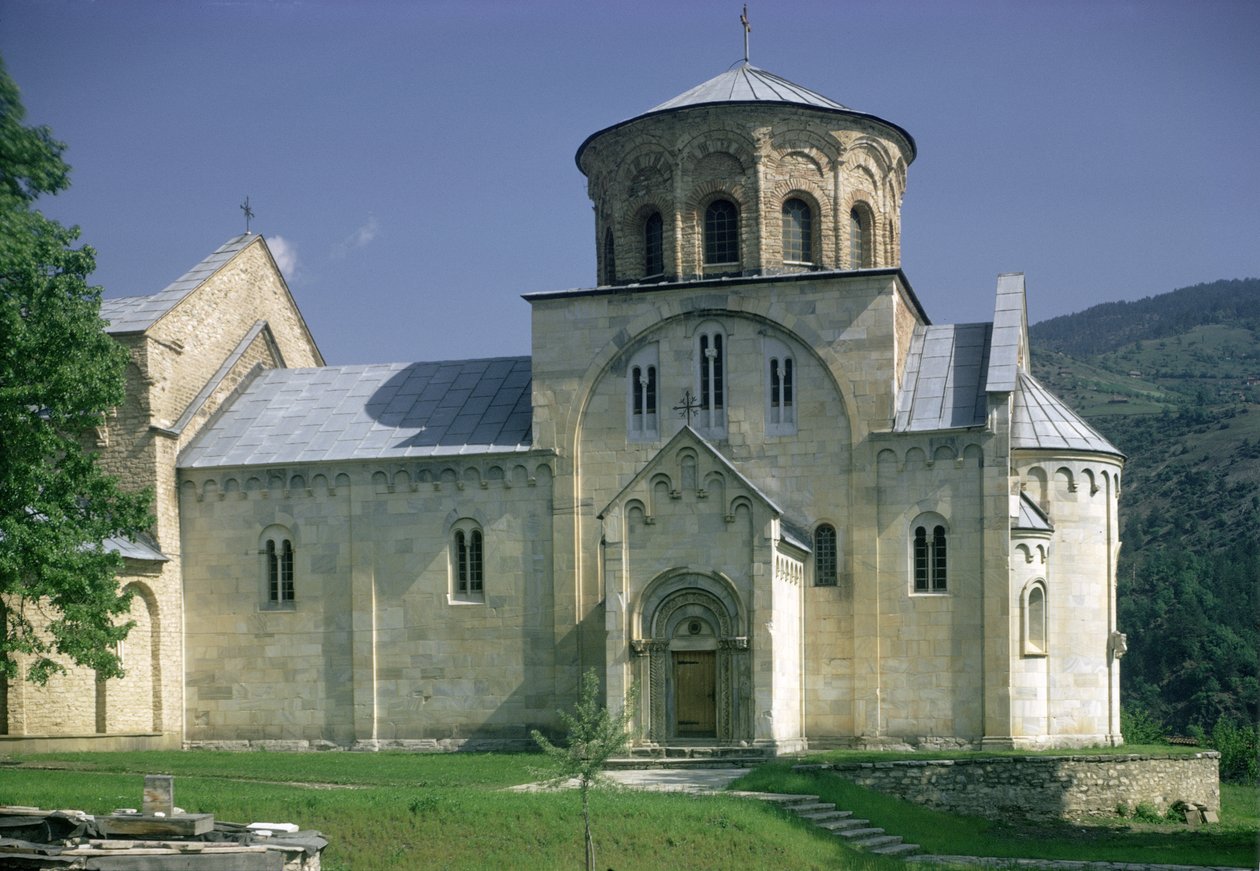 Jižní pohled na kostel Sveta Bogodorica od Serbian School