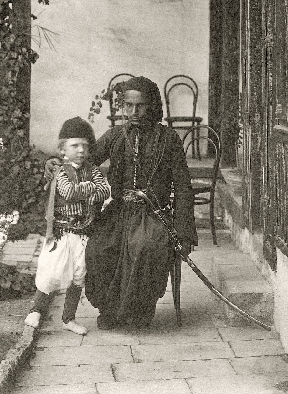 Arab kawass (osmanská stráž) s mladým chlapcem na zahradě domu v Judejské čtvrti Jeruzaléma, 1867 od Sergeant Henry Phillips