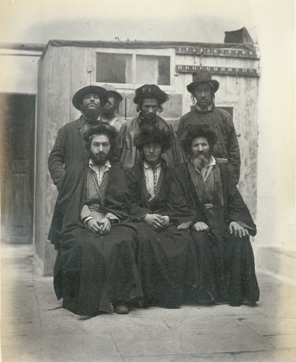 Skupina 7 polských Židů na nádvoří hotelu Mediterranean, Jeruzalém, 1867 od Sergeant Henry Phillips