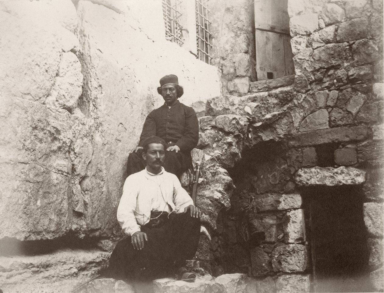 Dva muži sedící u nadpraží Barclayovy brány v Západní zdi Chrámové hory, Jeruzalém, 1866. od Sergeant Henry Phillips