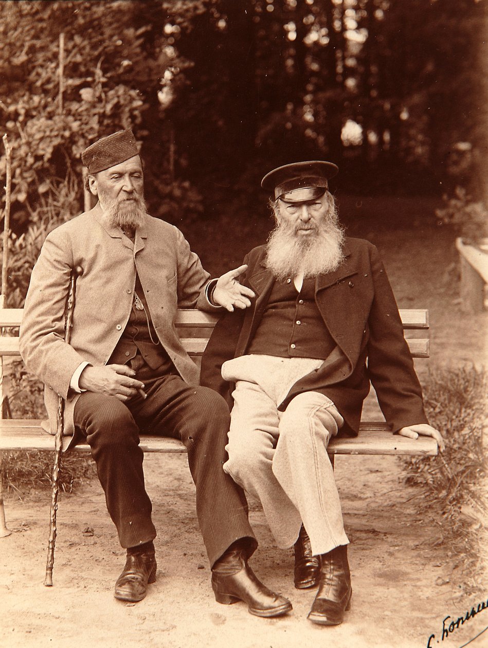 Básníci Jakov Petrovič Polonsky (Iakov Petrovič Polonski) (1819-1898) a Afanasy Afanasievich Fet (Foeth) (Afanassi Afanassievitch Chenchine) (1820-1892). Albuminová fotografie Sergeje Dmitrieviče Botkina (1869-1945) od Sergei Dmitrievich Botkin