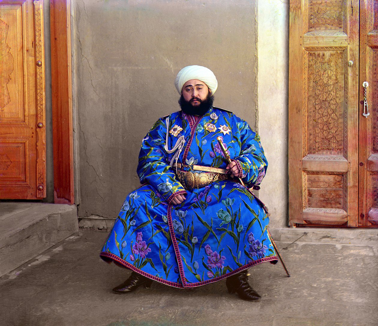 Alim Khan, emír z Buchary, sedící s mečem, Buchara, Ruské impérium, mezi lety 1905 a 1915 od Sergey Prokudin Gorsky