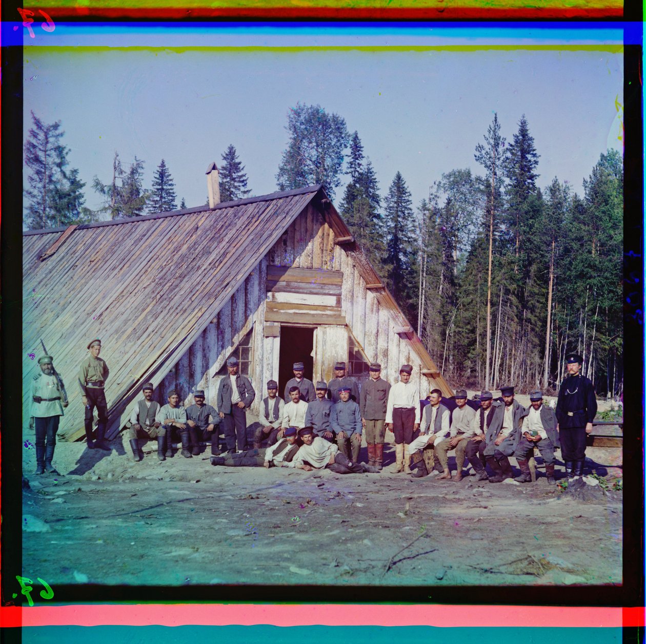 Rakouští váleční zajatci před jejich kasárnami v Karélii po neúspěšné zimní ofenzívě, Rusko, 1915 od Sergey Prokudin Gorsky