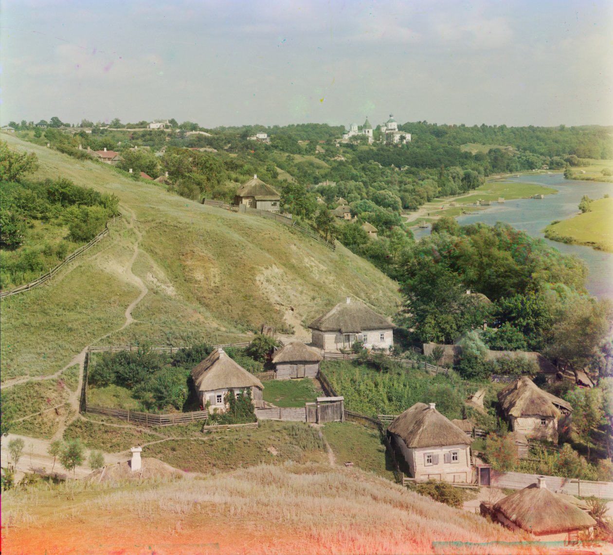 Putivl, Ukrajina na řece Swim, s klášterem Molčanskij v dálce, 1905-1915 od Sergey Prokudin Gorsky