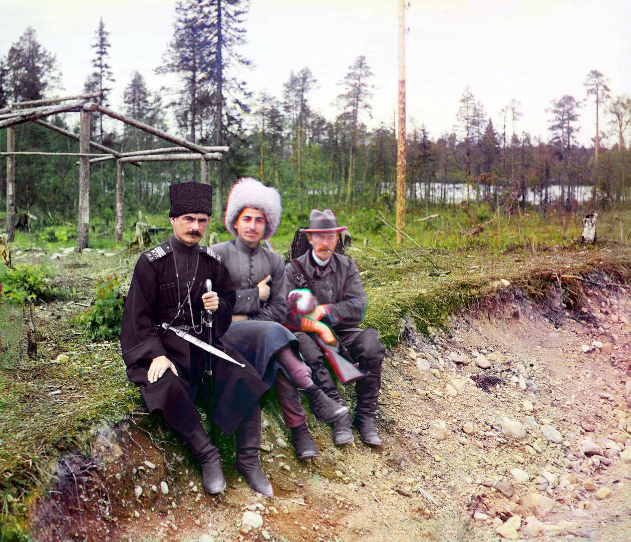 Fotograf Sergej Michajlovič Prokudin-Gorskij a dva muži v kozáckých šatech, Murmanská železnice, Ruská říše 1915 od Sergey Prokudin Gorsky