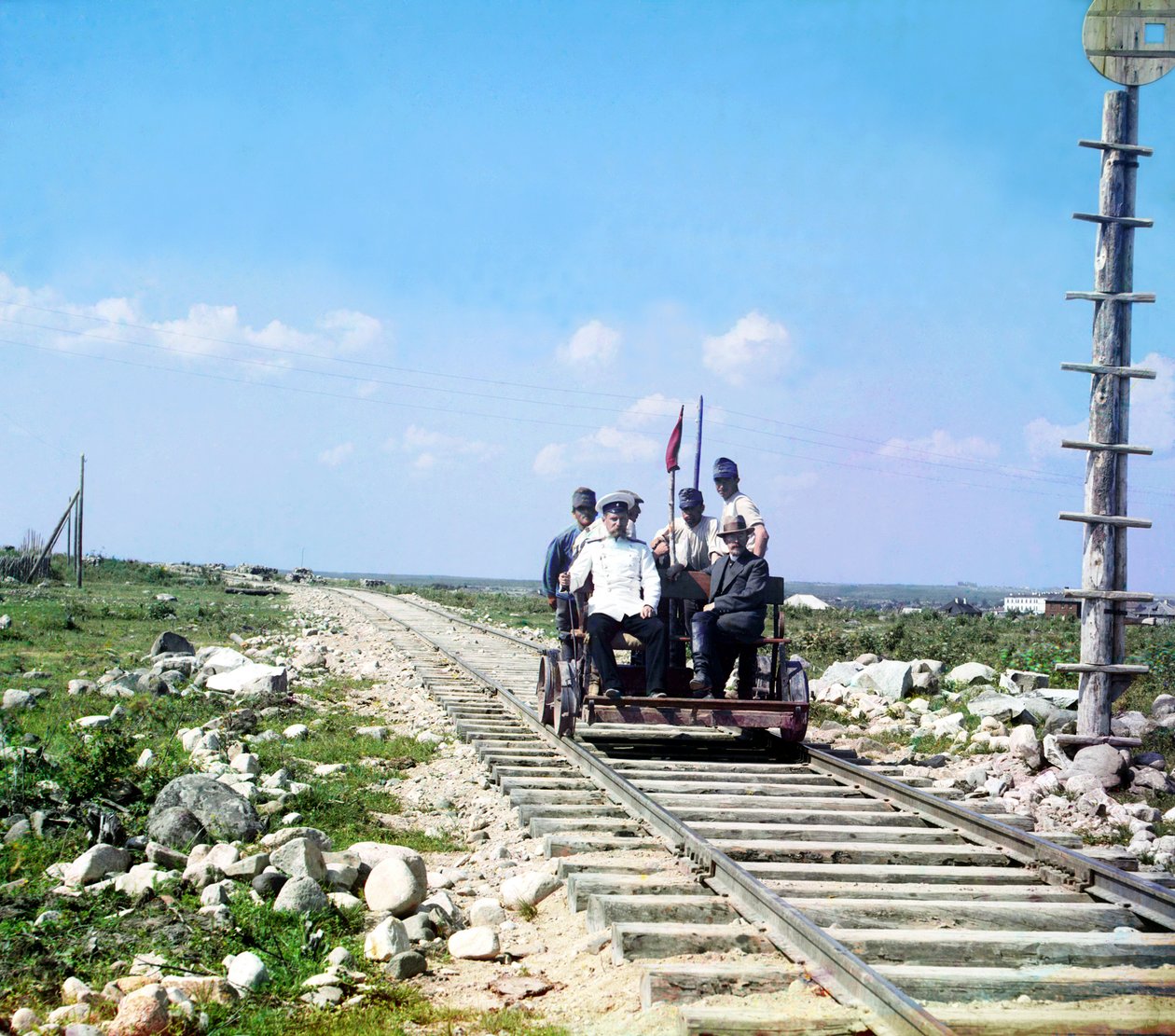 Fotograf Sergej Prokudin-Gorskij, úředník a čtyři železničáři jedoucí na železniční dreze mimo Petrozavodsk na Murmanské železnici, Ruské impérium, 1915 od Sergey Prokudin-Gorsky