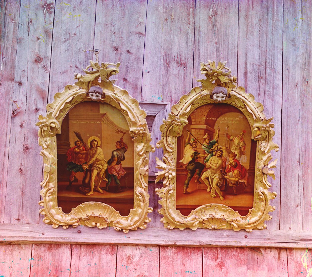 Dvě ikony v dřevěném kostele proroka Eliáše v Belozersku, 1905-1915 od Sergey Prokudin Gorsky