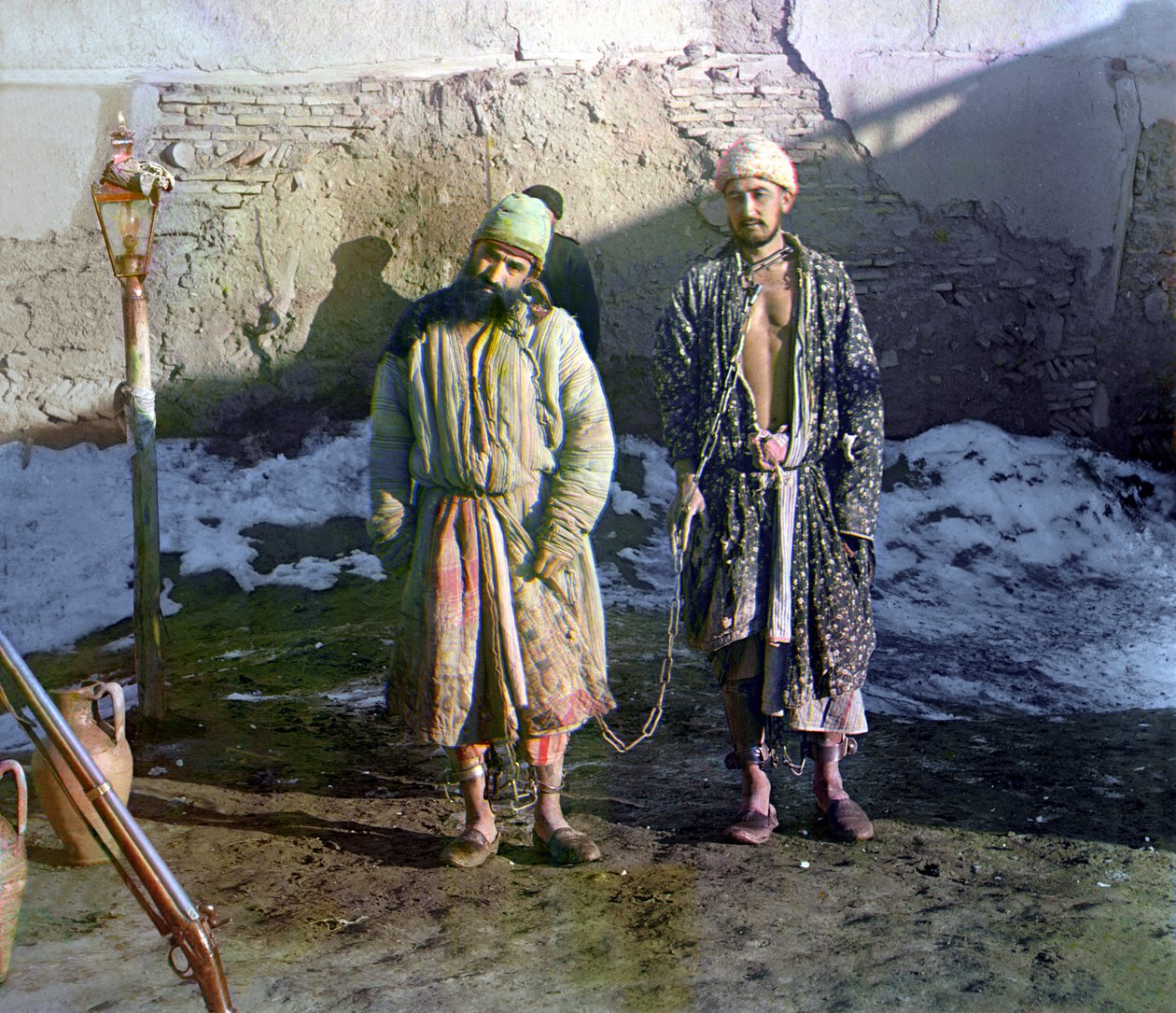 Dva vězni v okovech a stráž za nimi, Ruské impérium, mezi lety 1905 a 1915 od Sergey Prokudin Gorsky